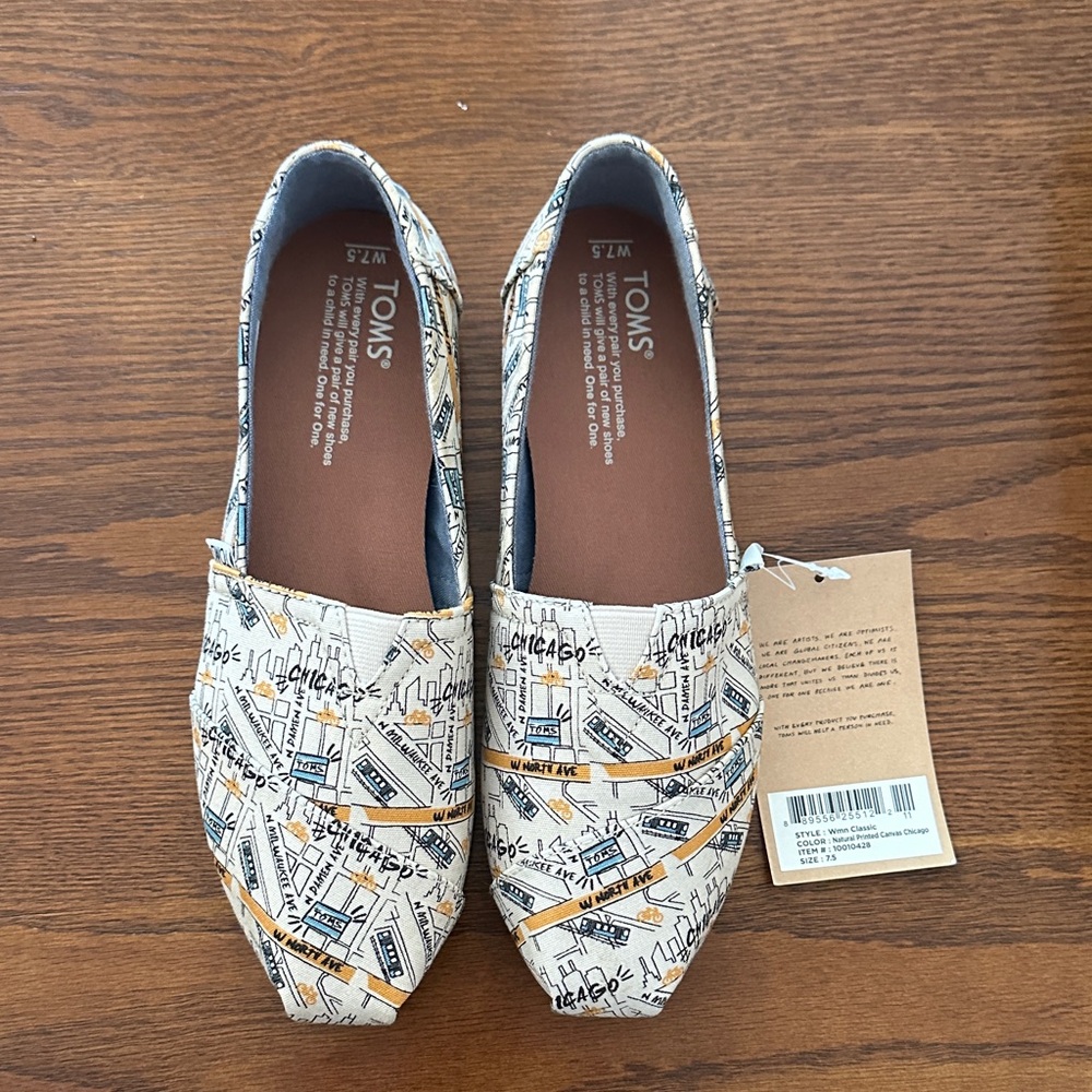 New In Box TOMS Natural Graphic Print Canvas Shoes - Chicago Edition Women’s 7.5